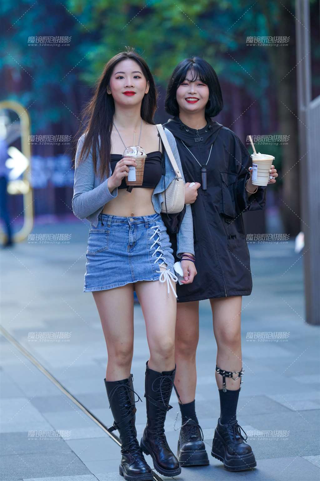 图片[1]-牛仔短裙女孩 肉肉的腿惹人爱-街拍流行馆