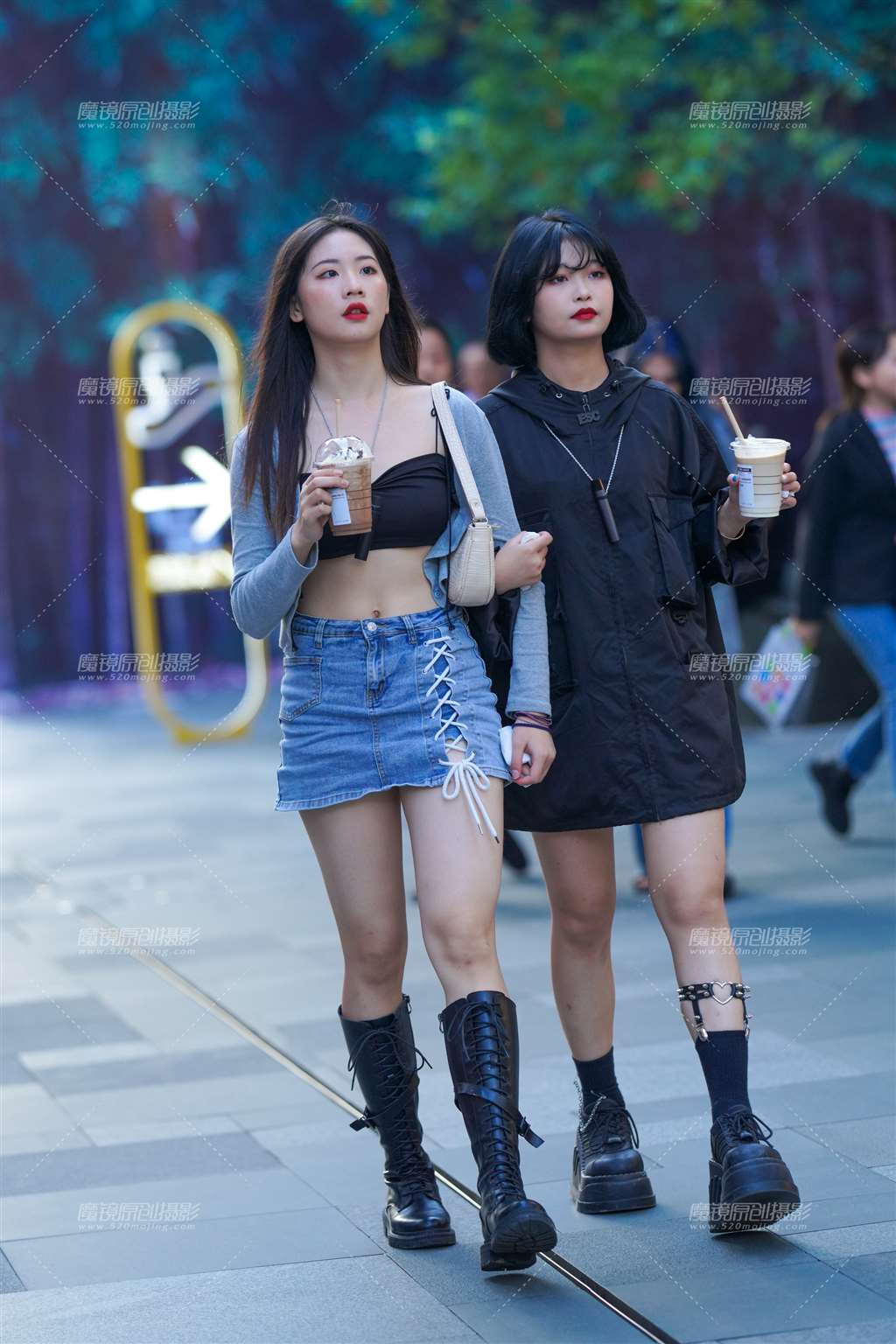 图片[3]-牛仔短裙女孩 肉肉的腿惹人爱-街拍流行馆
