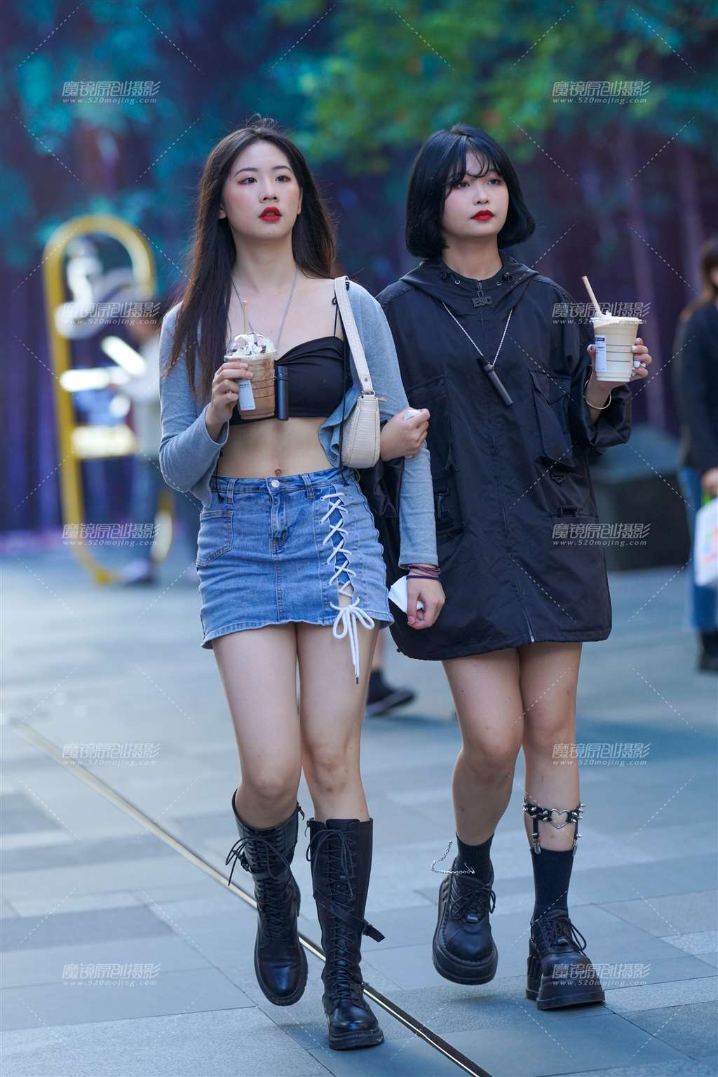 图片[4]-牛仔短裙女孩 肉肉的腿惹人爱-街拍流行馆
