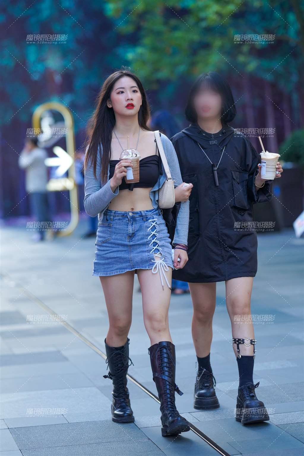 图片[5]-牛仔短裙女孩 肉肉的腿惹人爱-街拍流行馆