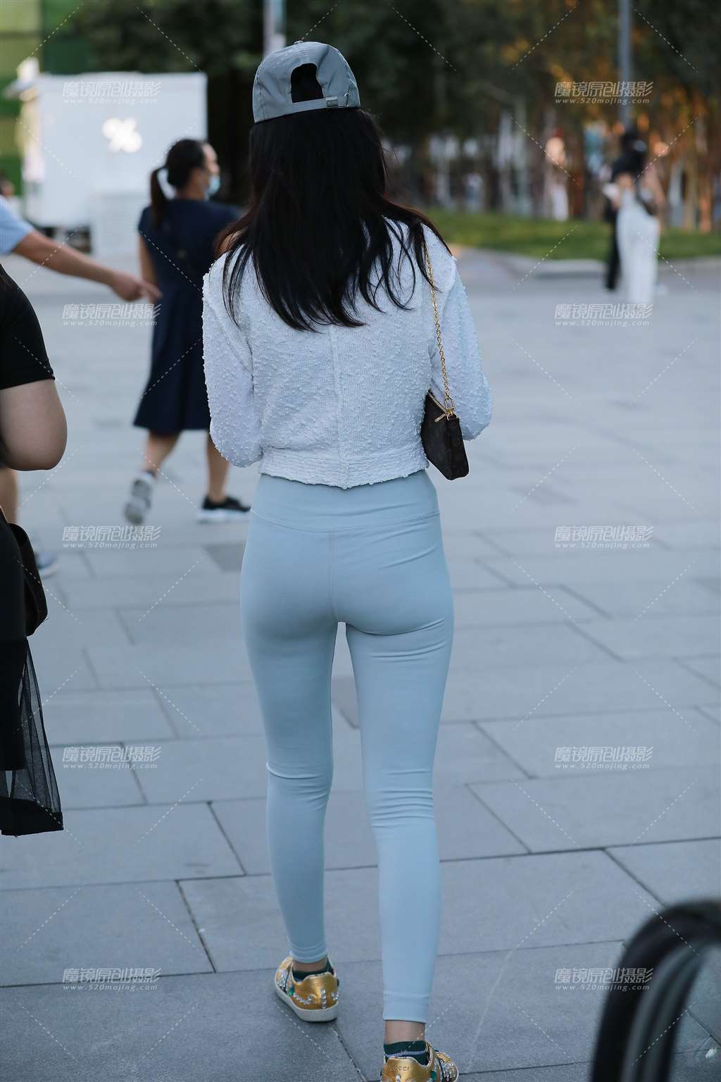 图片[3]-【玻璃街拍】浅色瑜伽裤小姐姐-街拍流行馆