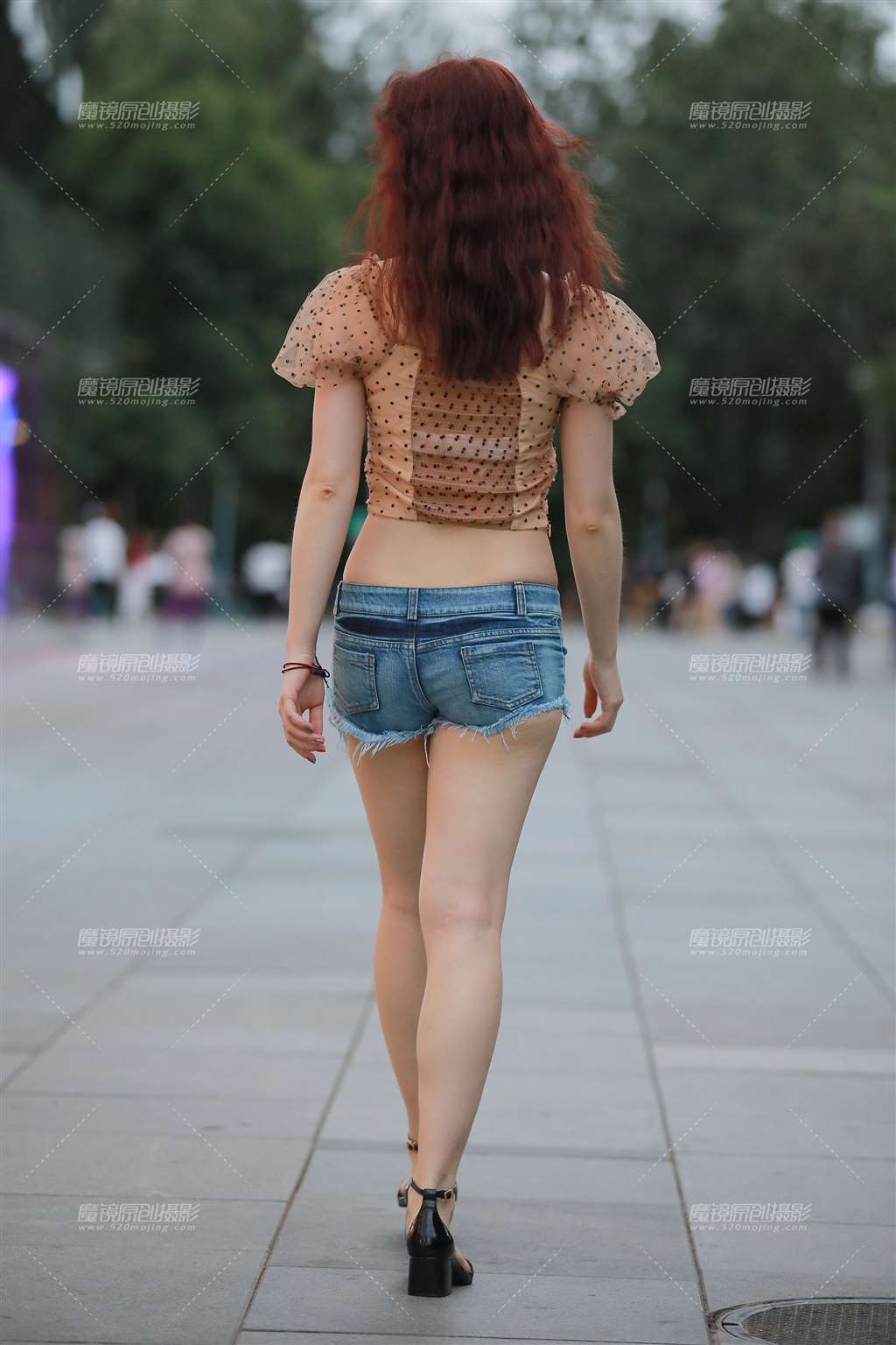 图片[3]-【玻璃街拍】蓝牛热裤Y Y小妹-街拍流行馆