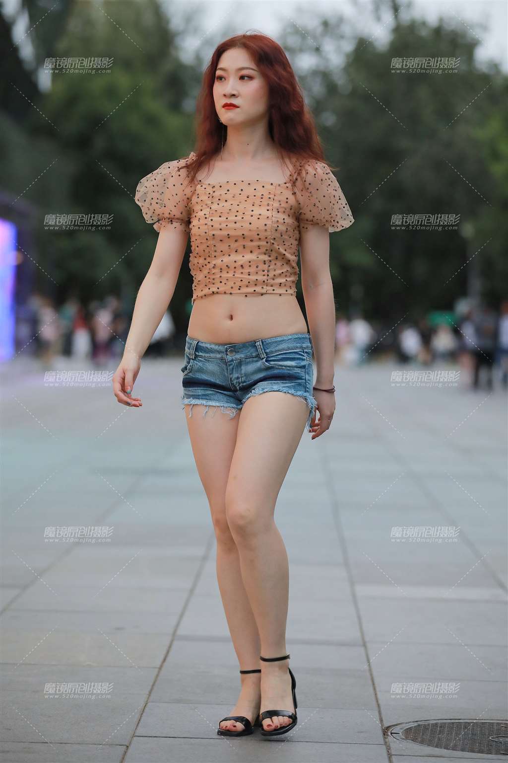 图片[4]-【玻璃街拍】蓝牛热裤Y Y小妹-街拍流行馆