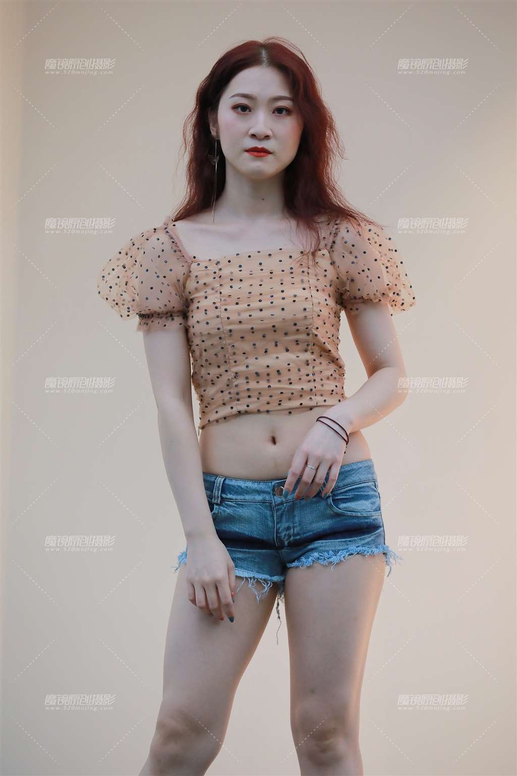 图片[1]-【玻璃街拍】蓝牛热裤Y Y小妹-街拍流行馆