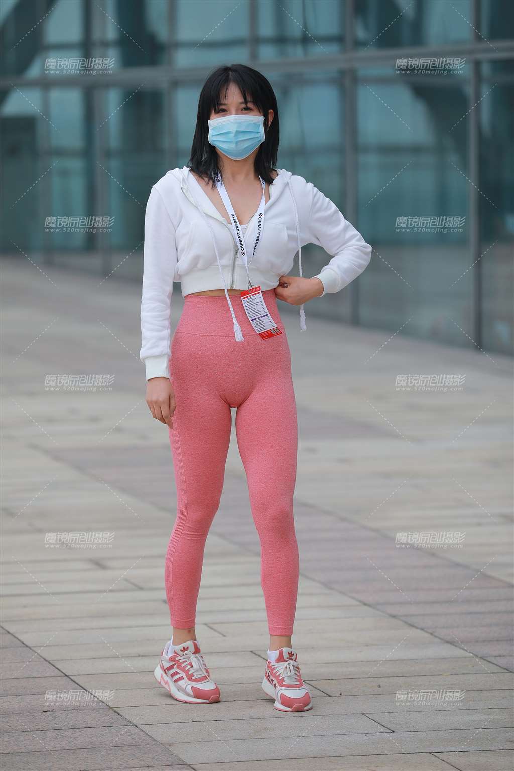图片[1]-【玻璃街拍】粉色瑜伽裤小姐姐-街拍流行馆