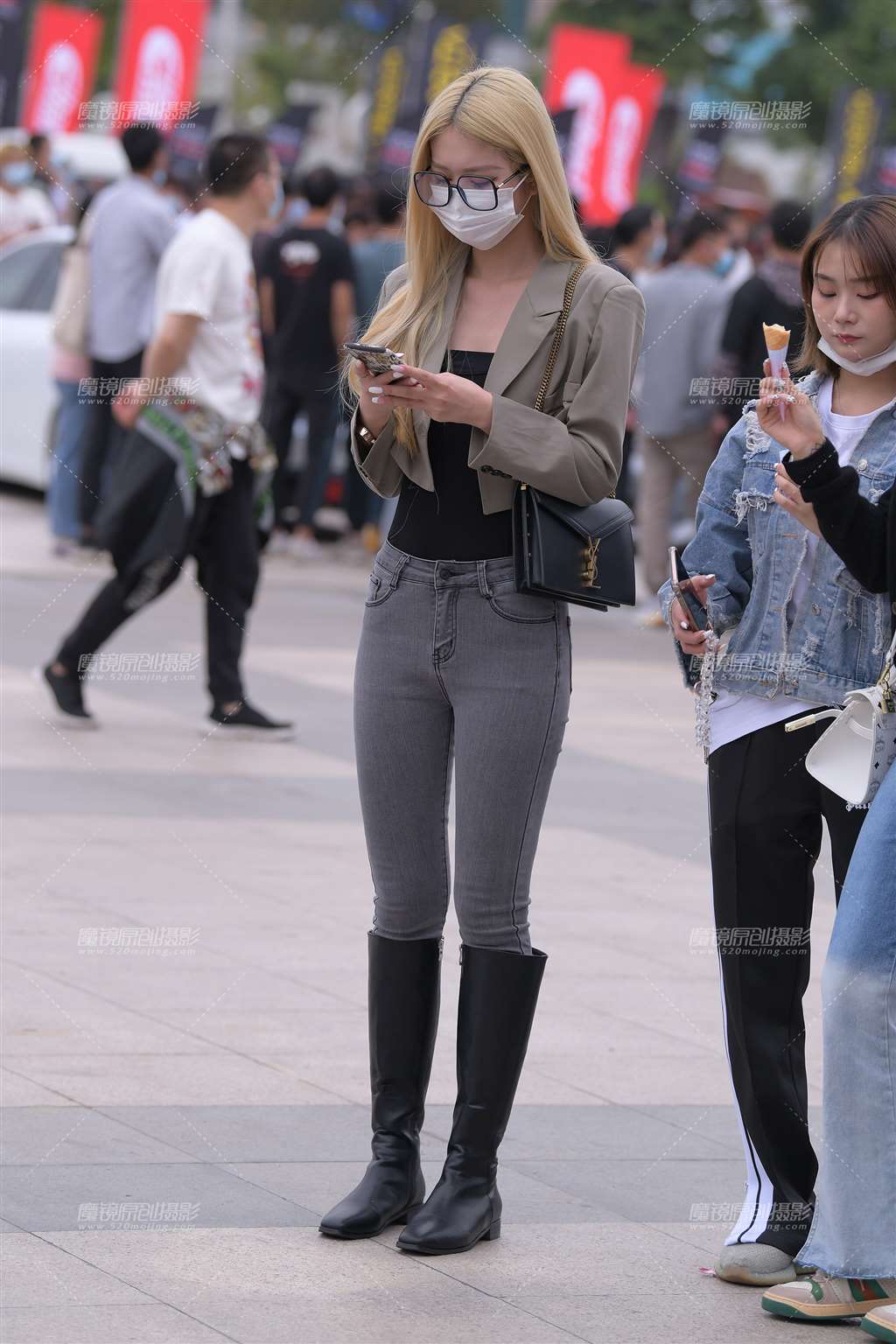 图片[1]-秋意de长腿紧牛小姐姐-街拍流行馆