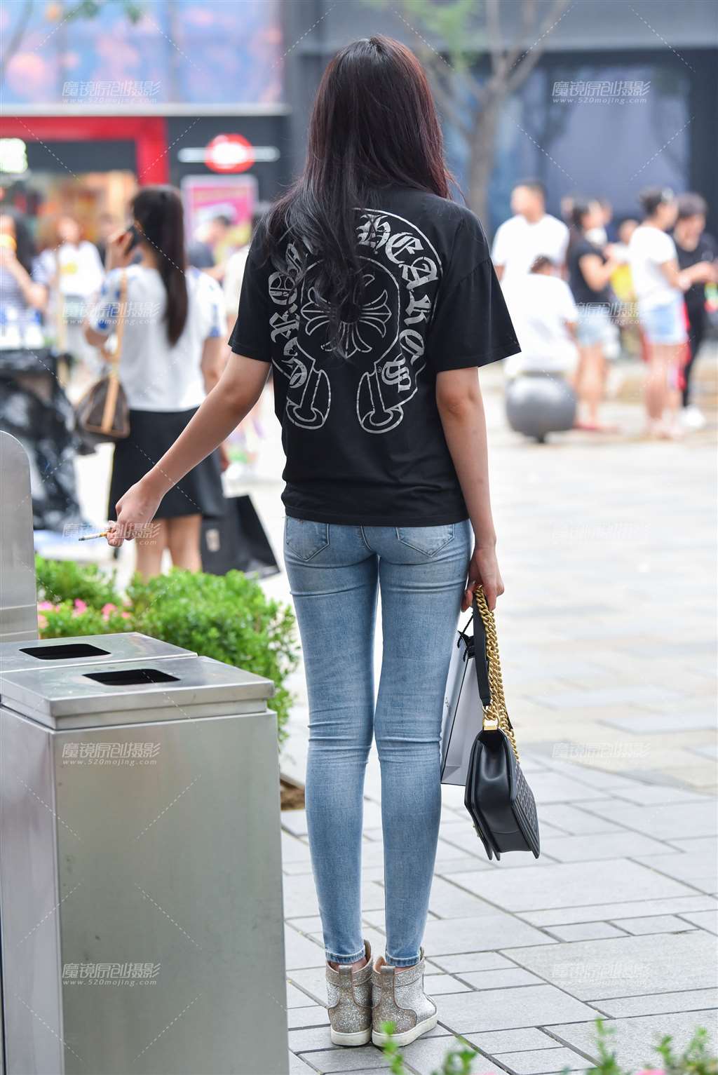图片[2]-甜美仔裤小姐姐-街拍流行馆