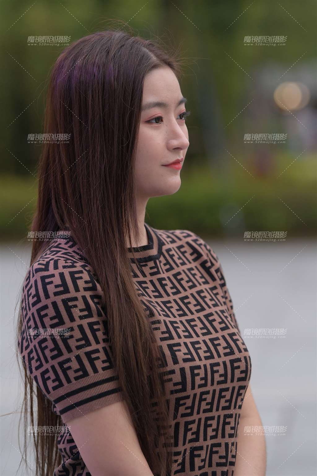 图片[1]-紧身裤润臀闺蜜美女-街拍流行馆