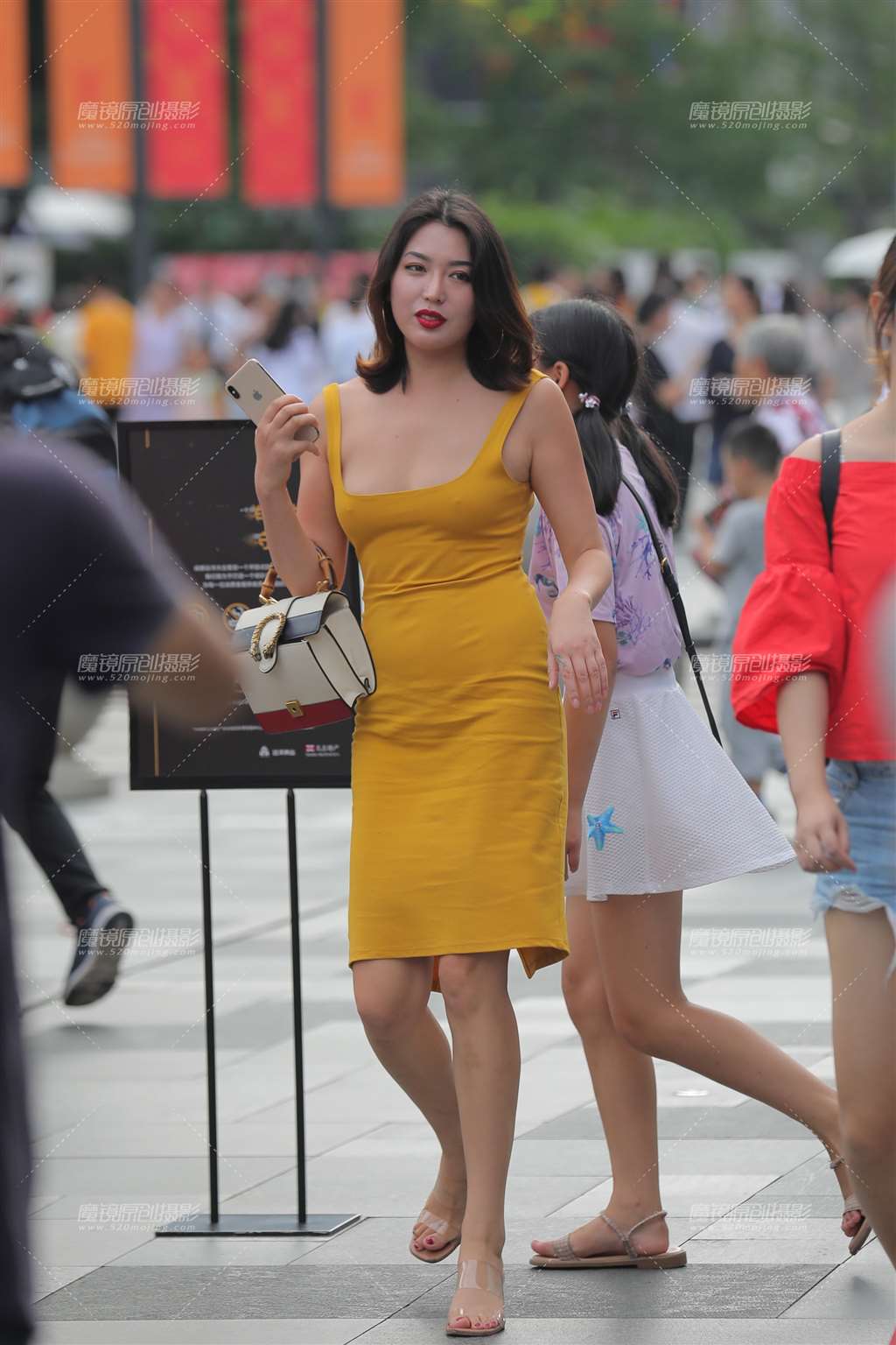 图片[3]-性感黄裙美女！-街拍流行馆