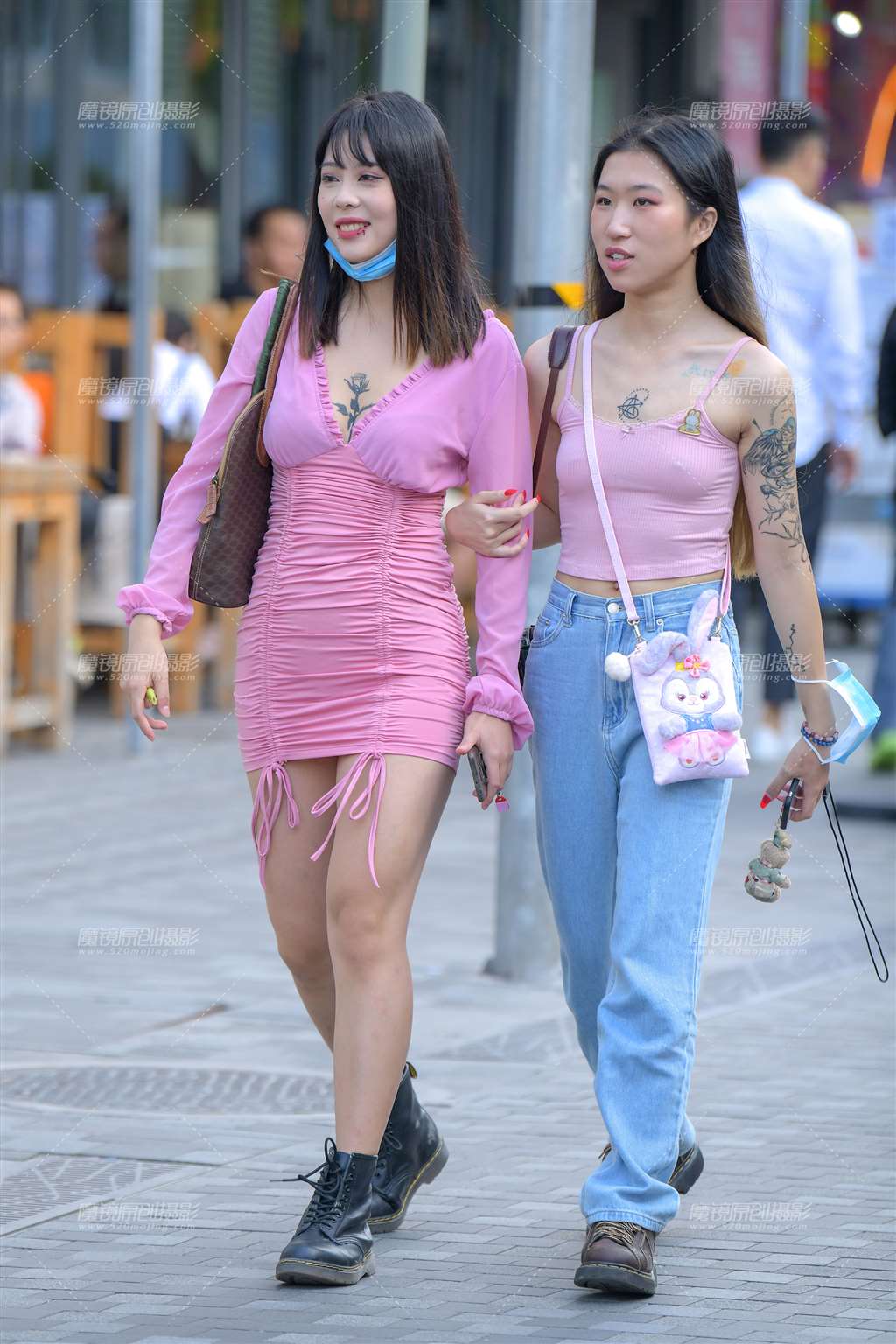 图片[1]-两个时尚小妹-街拍流行馆