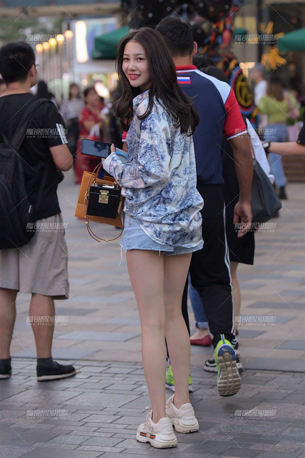 图片[2]-长腿热裤MM 笑容很甜….-街拍流行馆