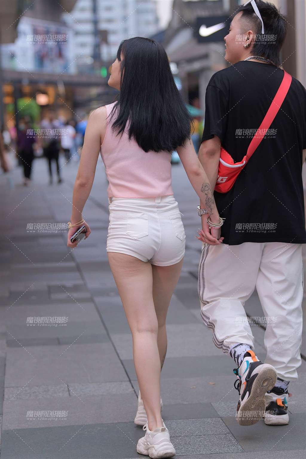 图片[2]-紧致白热裤-街拍流行馆