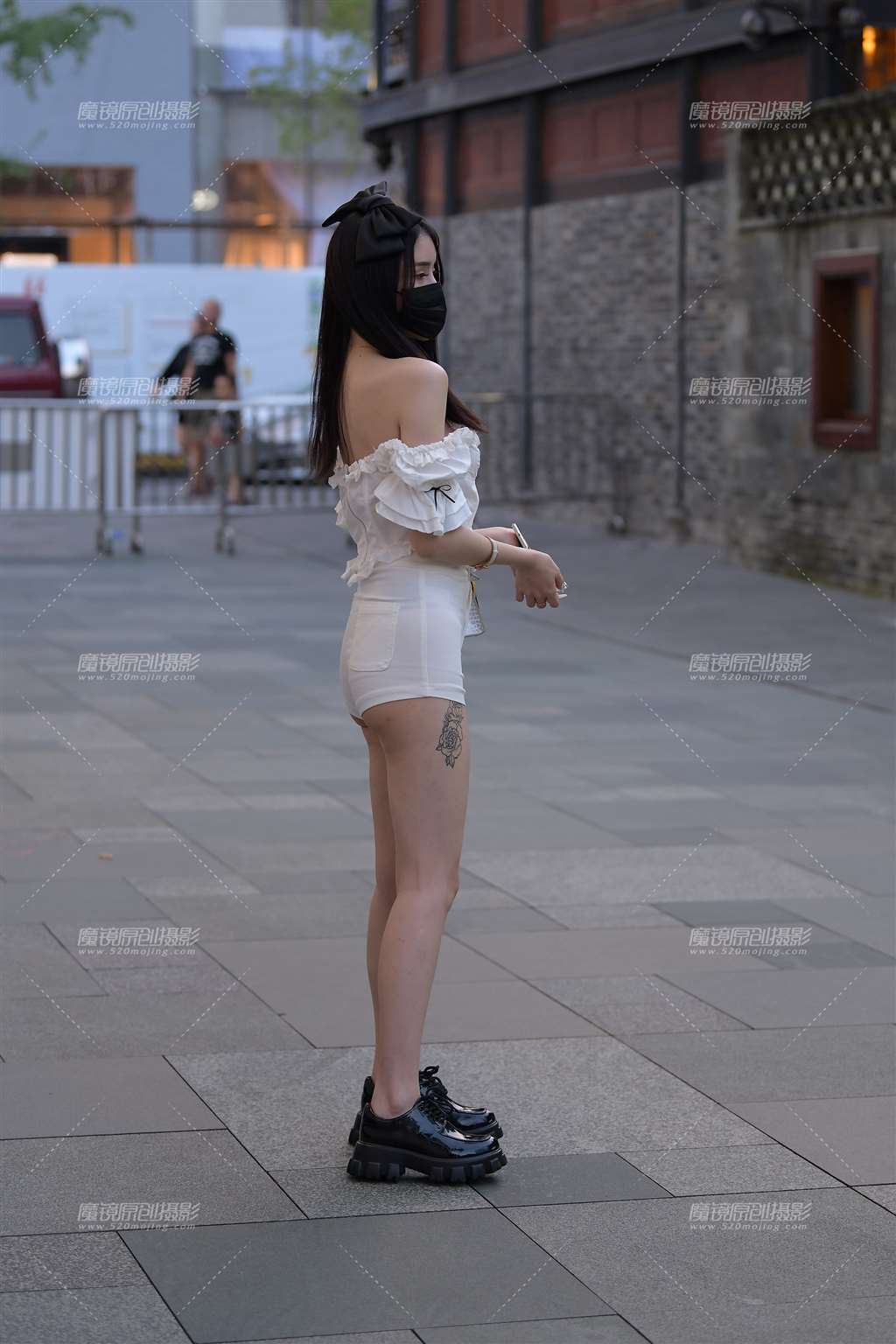 图片[3]-性感白热裤美眉，又万万没想到~-街拍流行馆