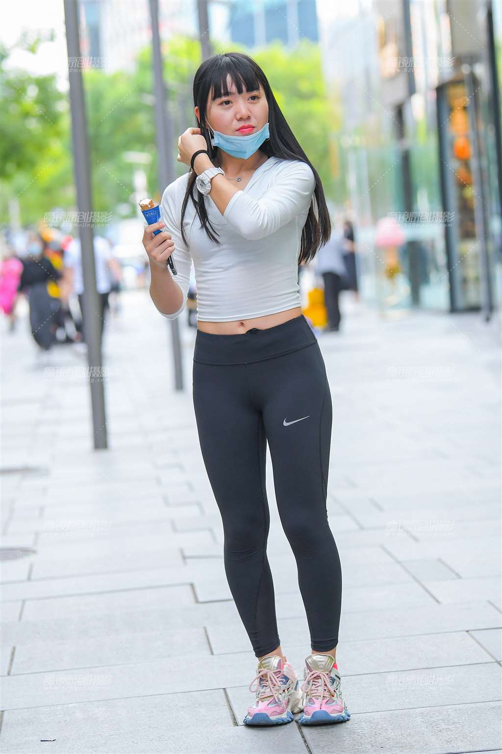 图片[2]-吃雪糕的紧身裤小妹-街拍流行馆