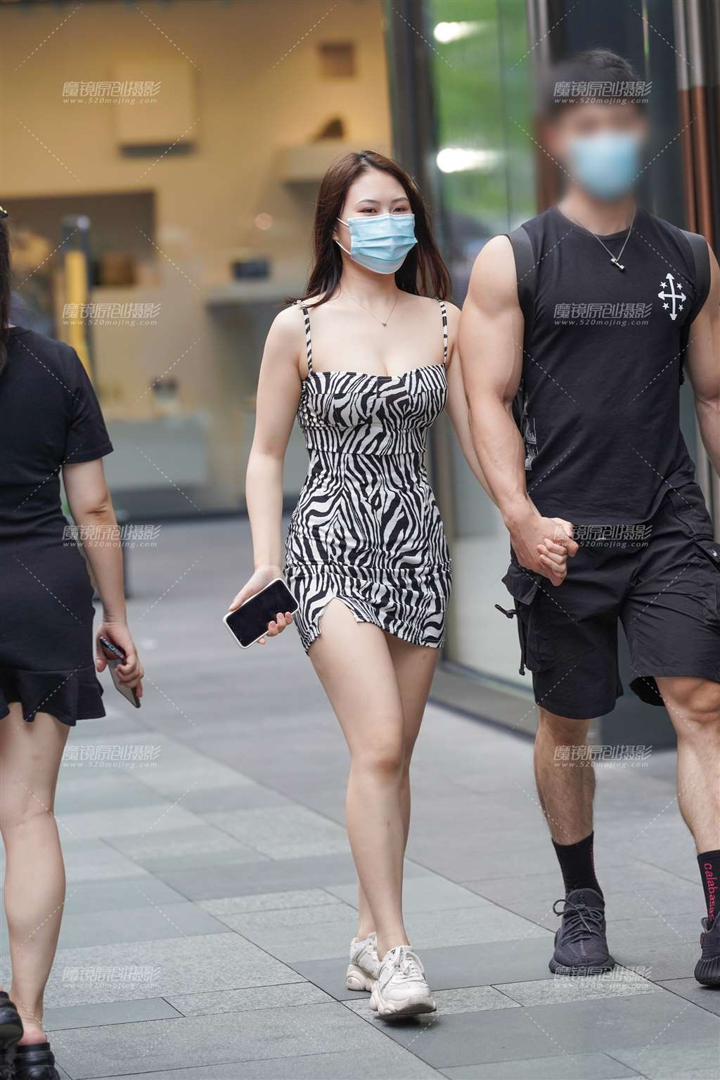 图片[1]-低胸吊带-街拍流行馆
