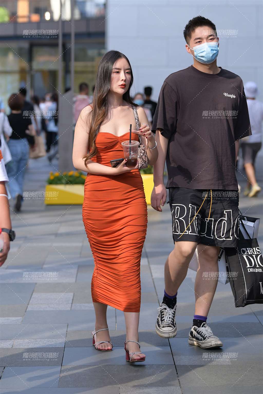 图片[1]-裹胸包臀裙美女-街拍流行馆