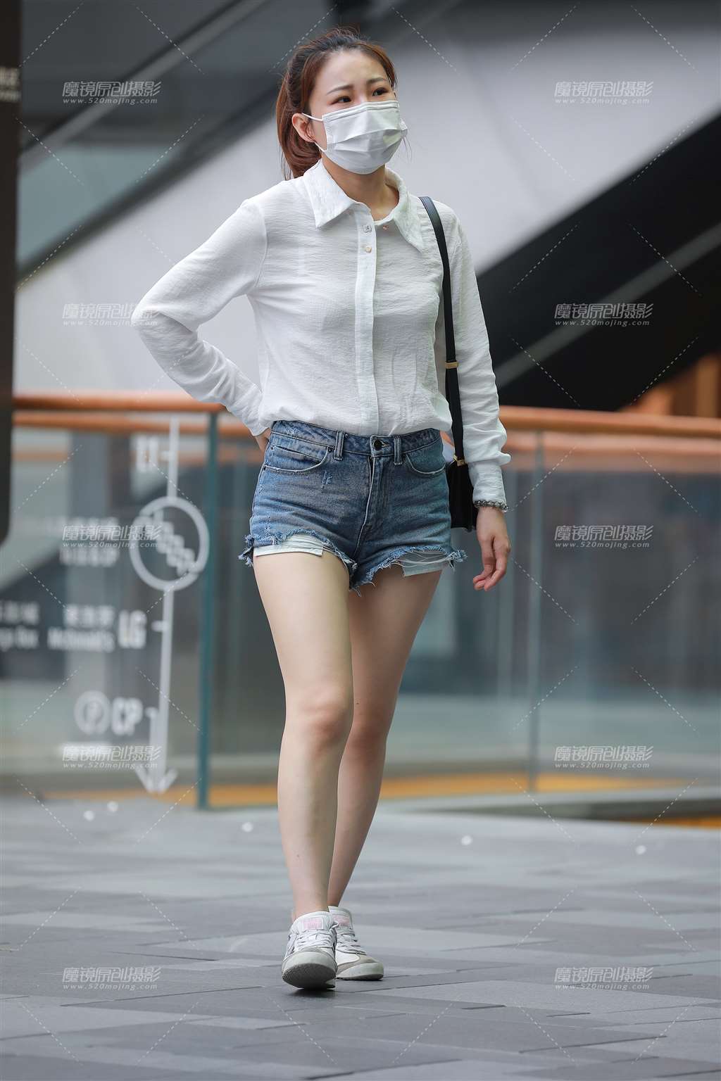 图片[1]-【玻璃街拍】热裤Y Y小妹-街拍流行馆