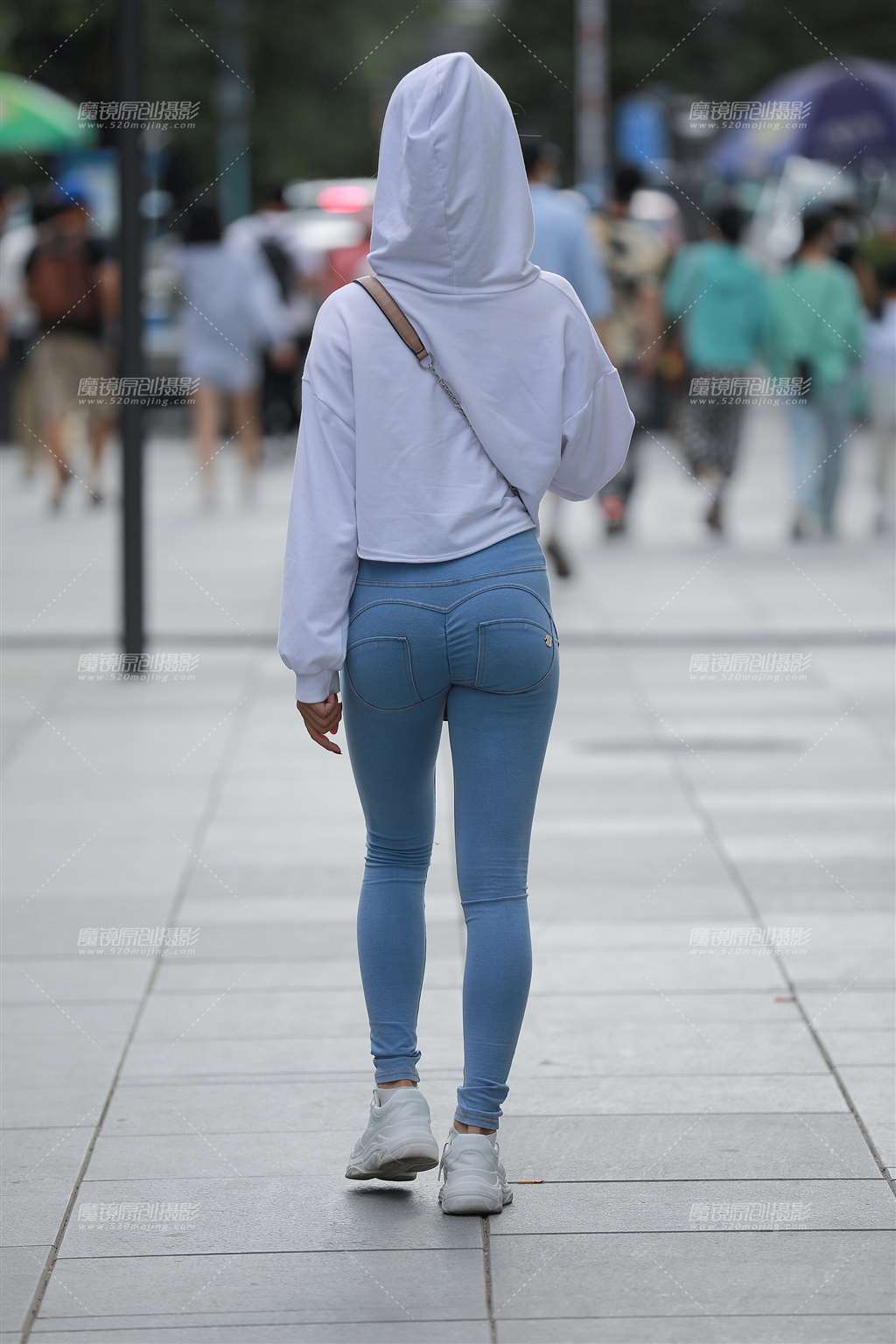 图片[2]-【玻璃街拍】蓝色紧牛小姐姐-街拍流行馆