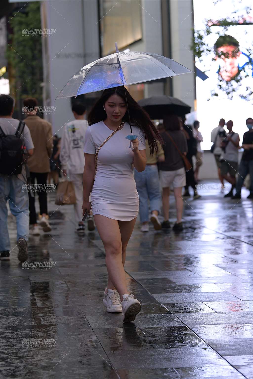 图片[3]-雨中的魅力白-街拍流行馆