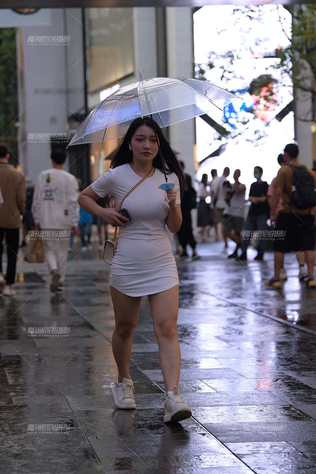 图片[4]-雨中的魅力白-街拍流行馆