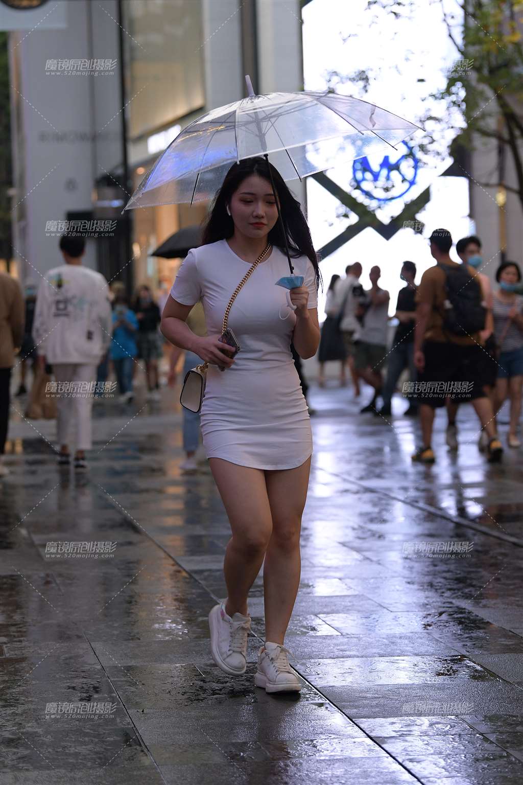 图片[1]-雨中的魅力白-街拍流行馆