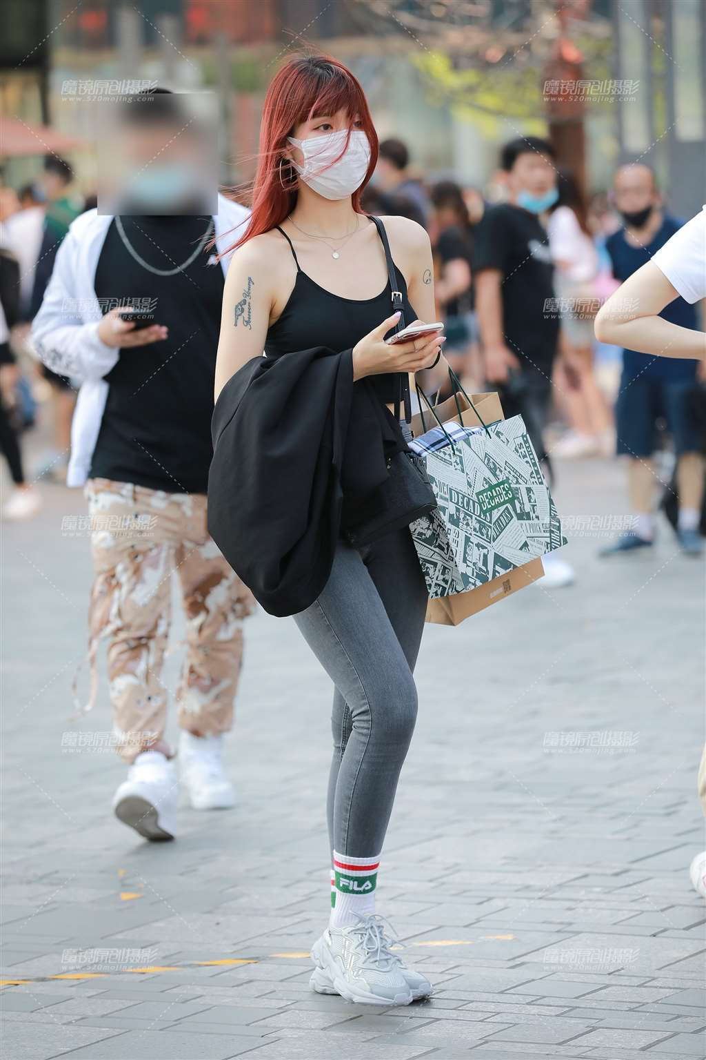 图片[4]-【玻璃街拍】灰色丰满牛仔裤女友-街拍流行馆