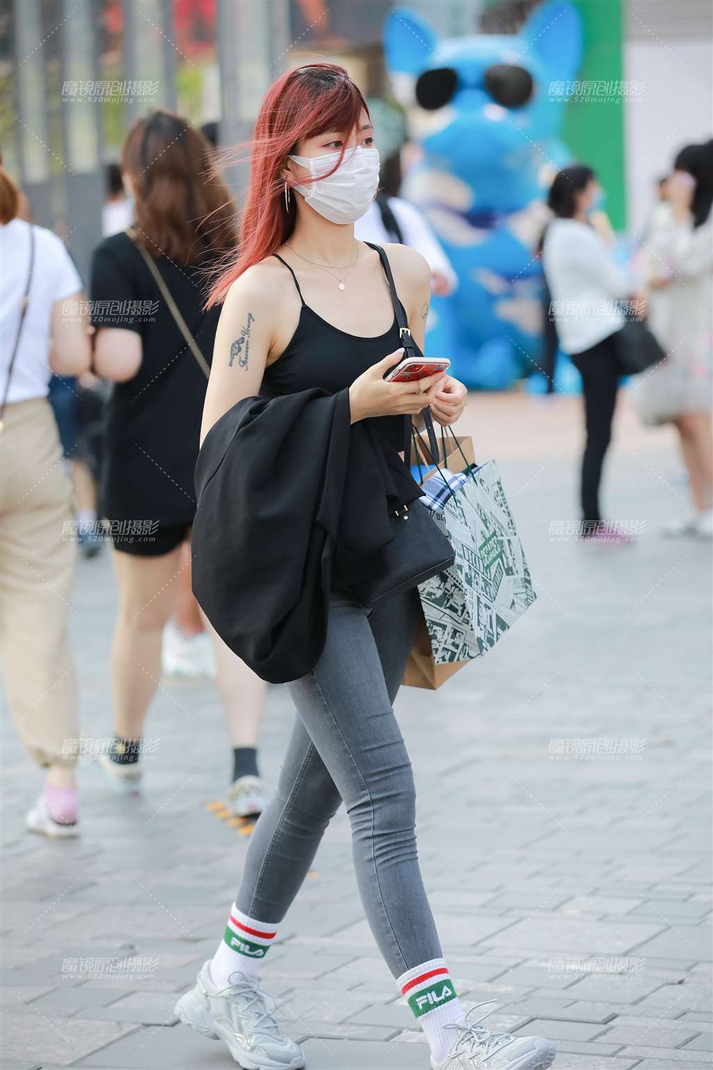 图片[5]-【玻璃街拍】灰色丰满牛仔裤女友-街拍流行馆