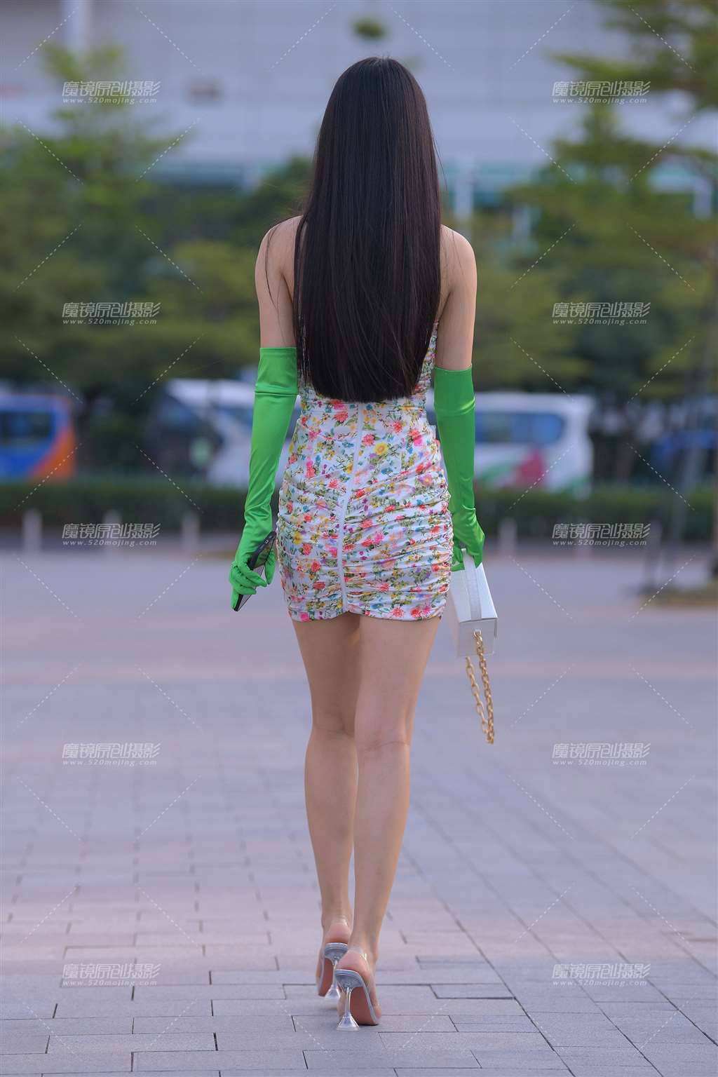 图片[2]-抹胸梅花裙小姐姐-街拍流行馆