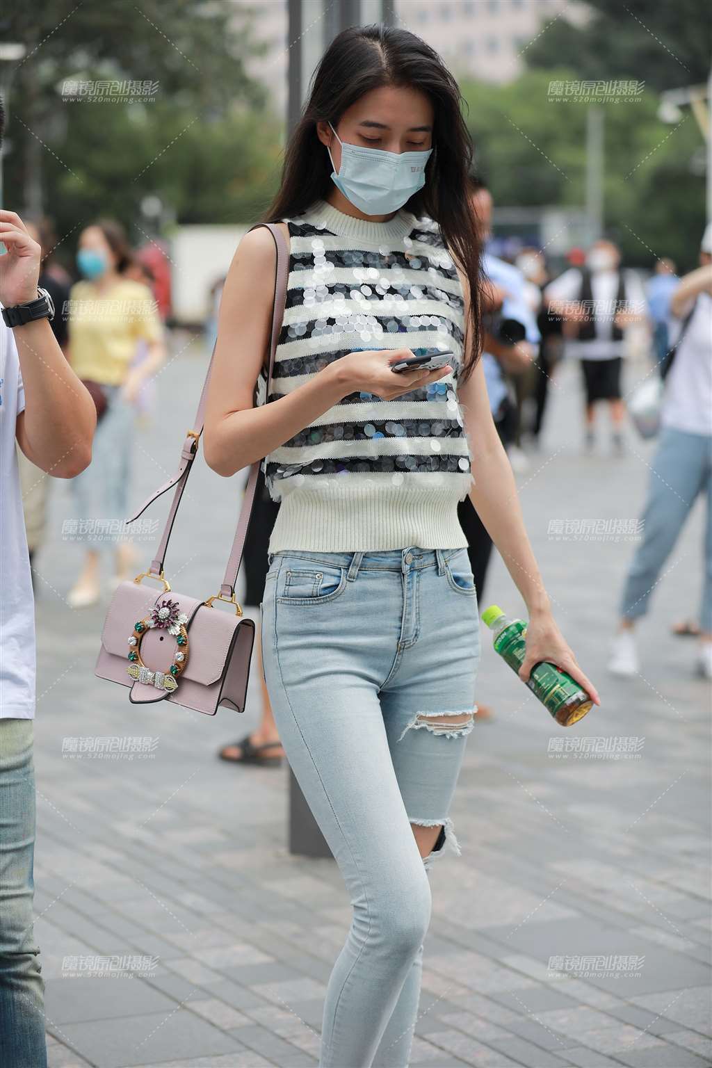 图片[1]-浅蓝牛高挑女友-街拍流行馆