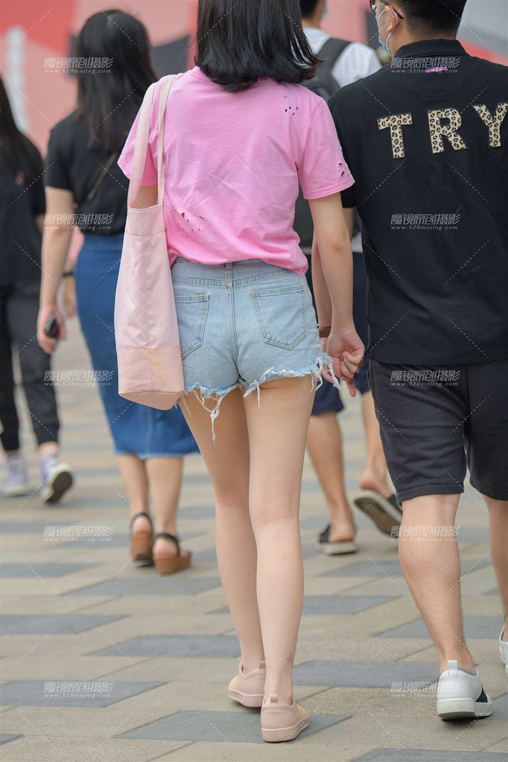 图片[2]-文静热裤美女-街拍流行馆