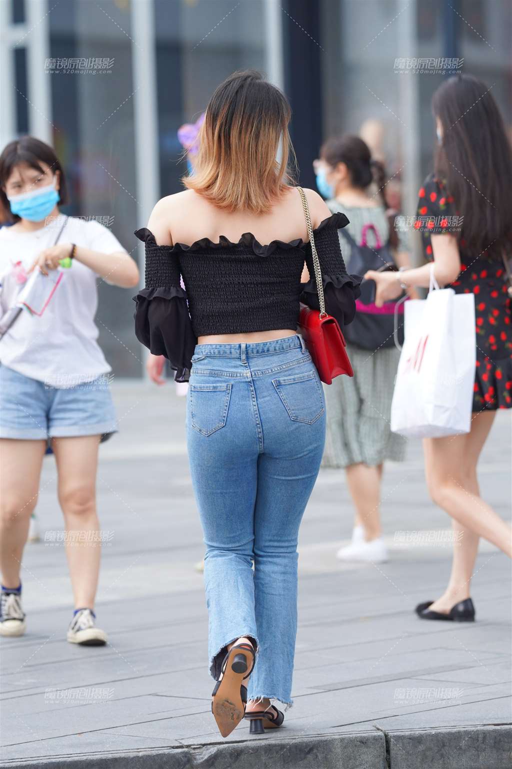 图片[2]-饱满紧牛小妹-街拍流行馆