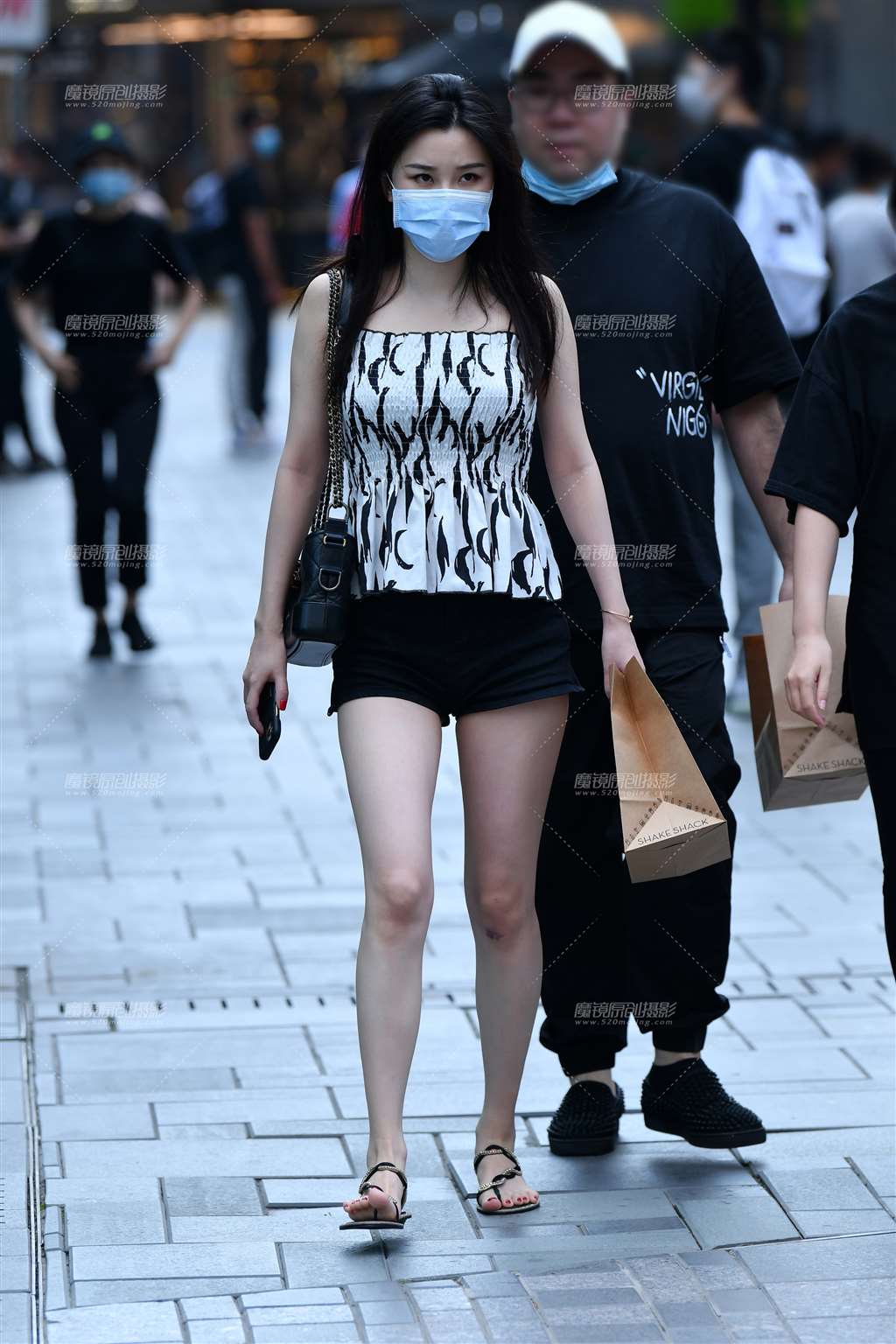 图片[1]-第1799篇黑热裤美女-街拍流行馆