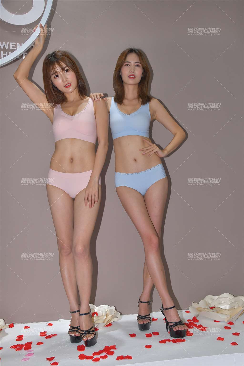 图片[1]-双模-两套-街拍流行馆