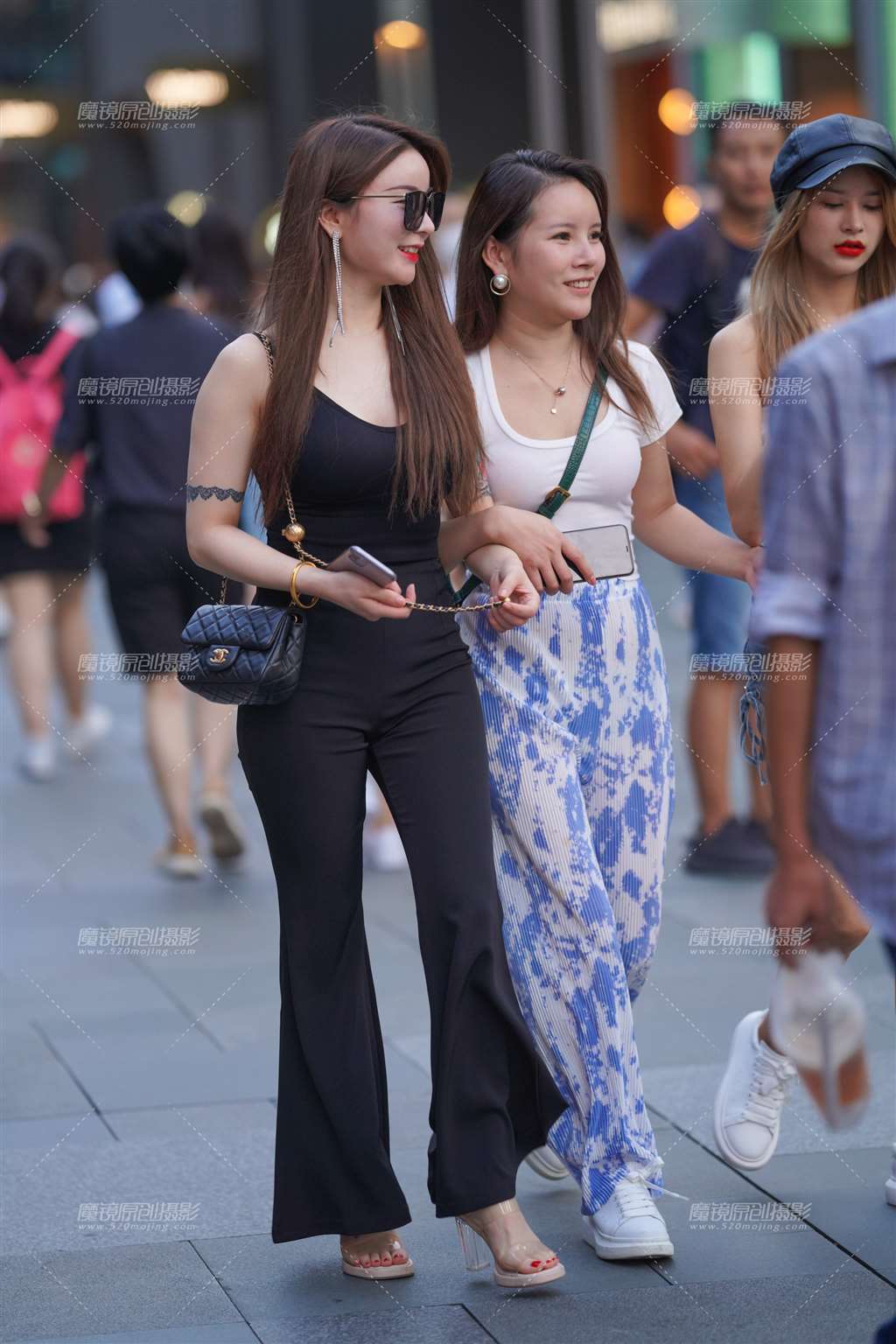 图片[1]-姑娘有点皮 爱吐小舌头-街拍流行馆