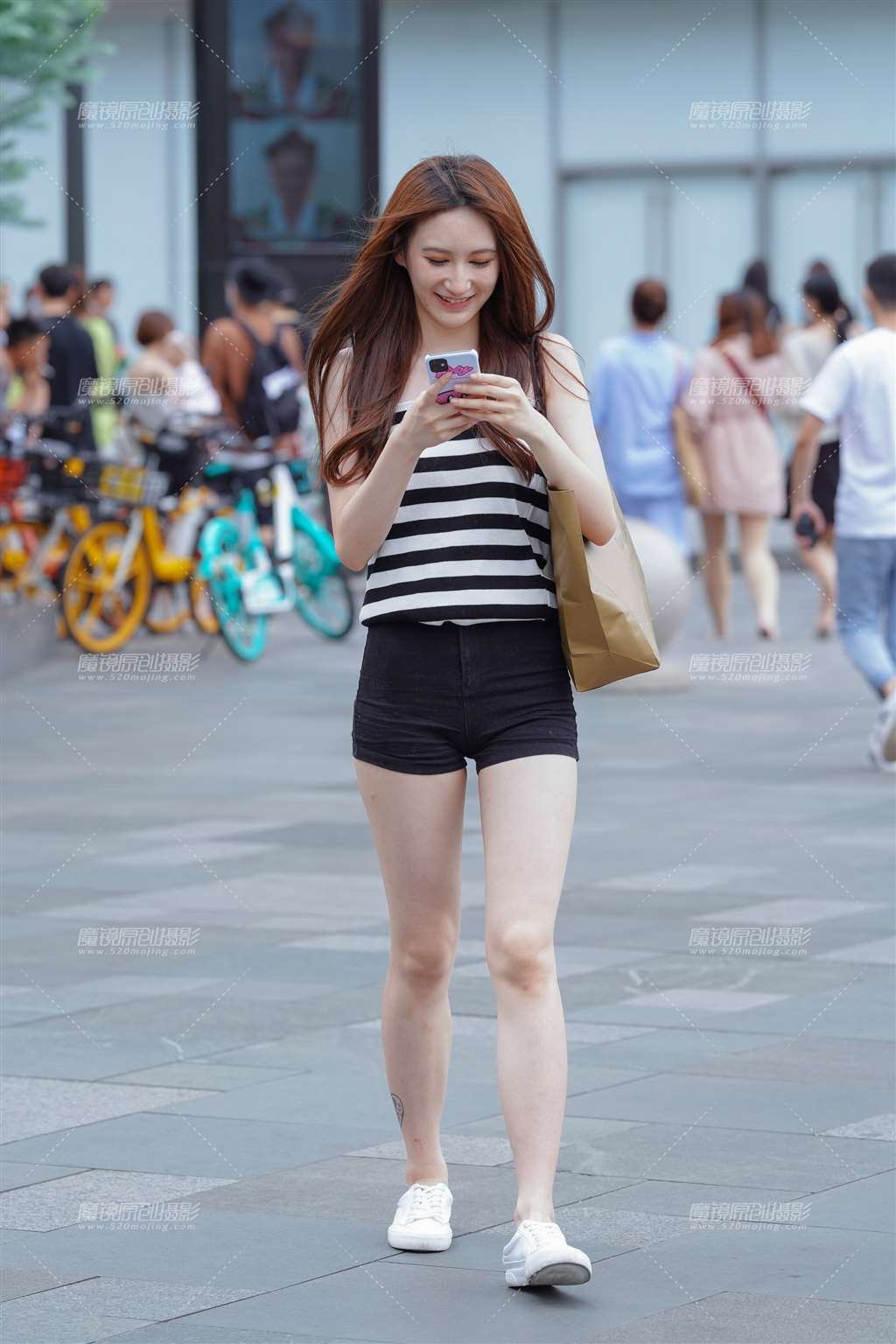 图片[1]-长腿美眉 好白啊-街拍流行馆