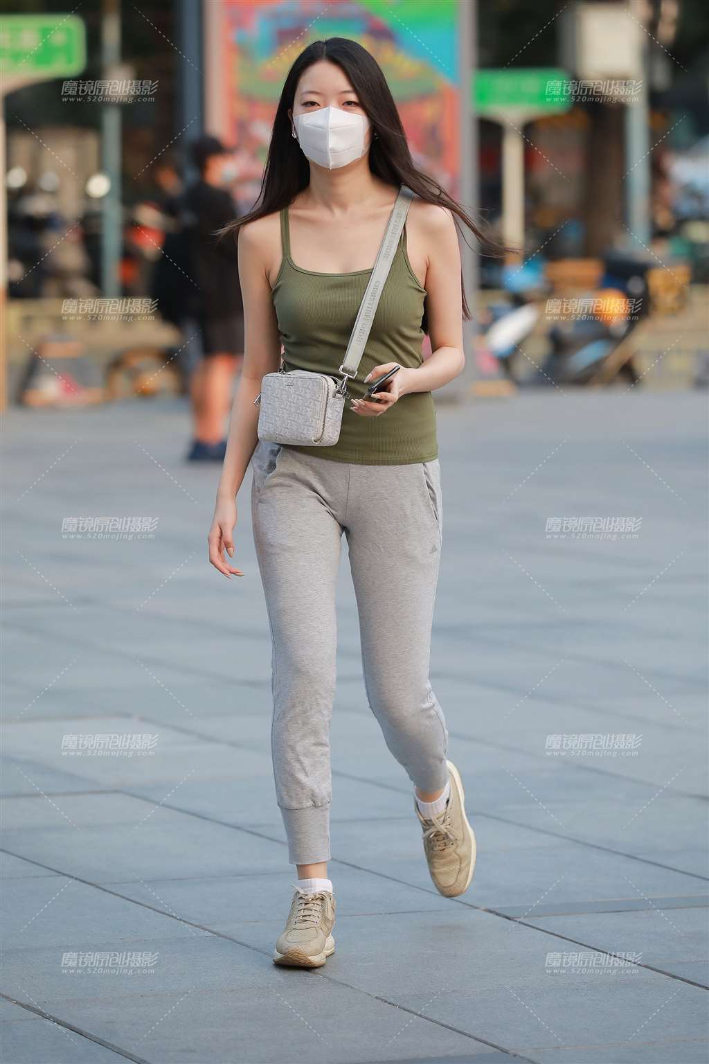 图片[3]-灰色紧身裤小妹-街拍流行馆