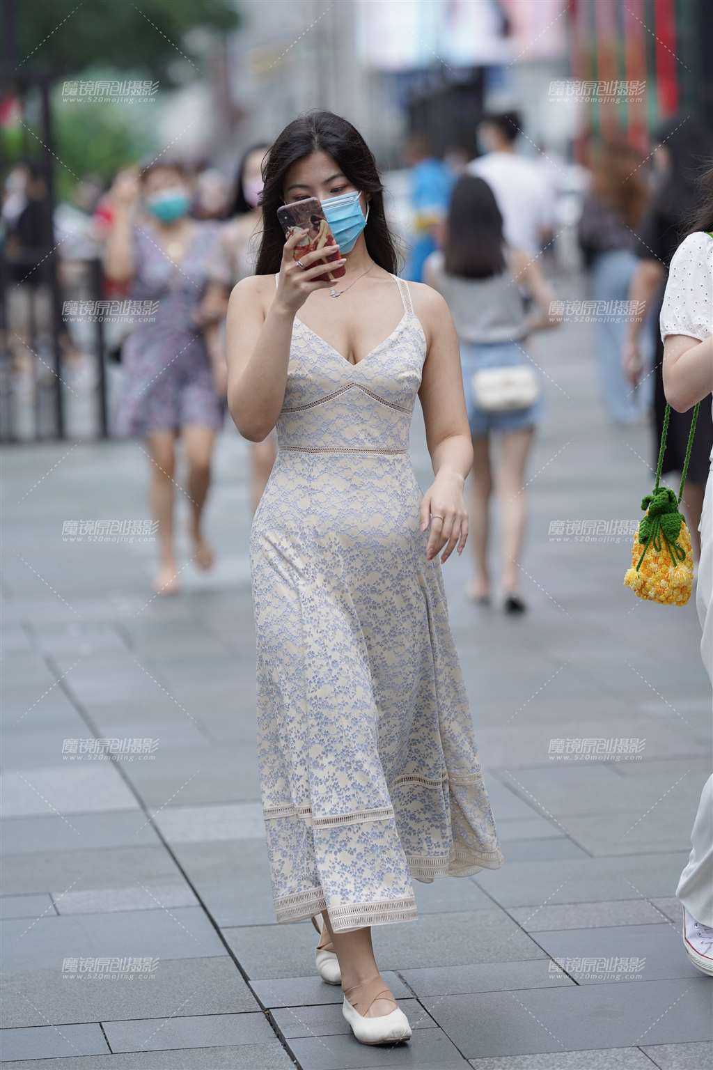 图片[1]-低胸吊带 随性-街拍流行馆