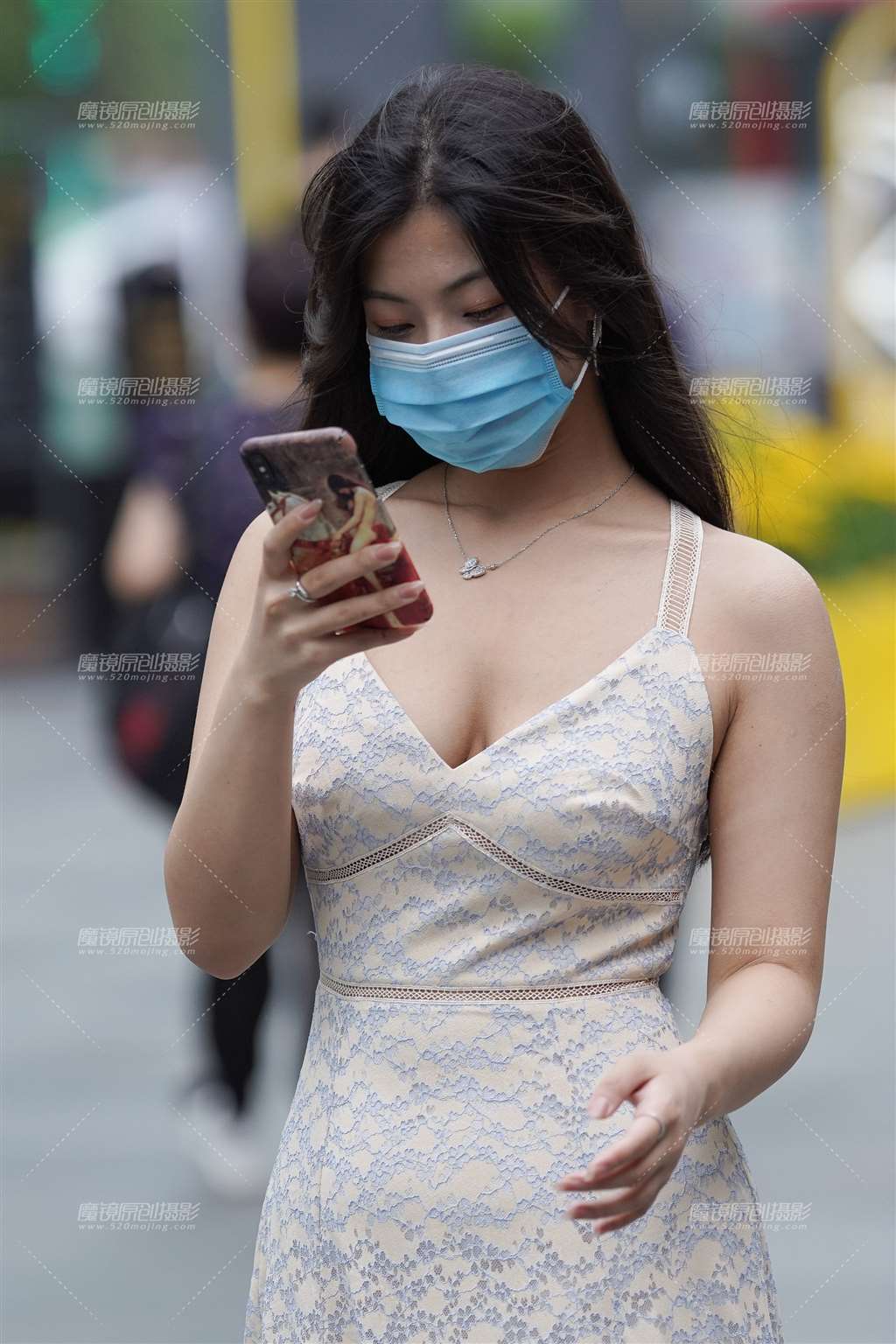 图片[2]-低胸吊带 随性-街拍流行馆