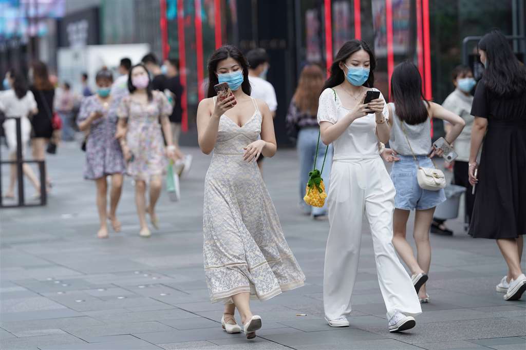 图片[3]-低胸吊带 随性-街拍流行馆