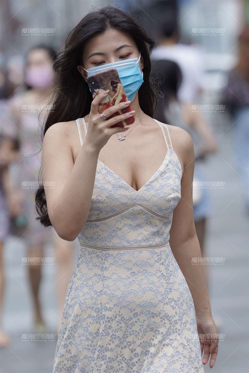 图片[5]-低胸吊带 随性-街拍流行馆