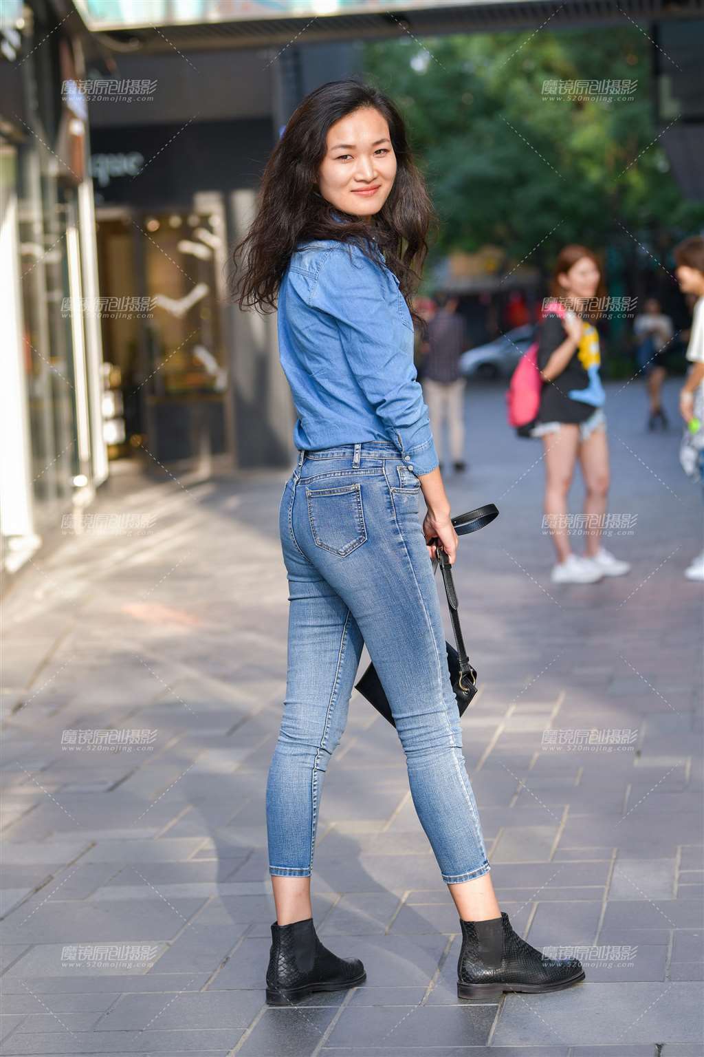 图片[2]-仔裤女青年-街拍流行馆