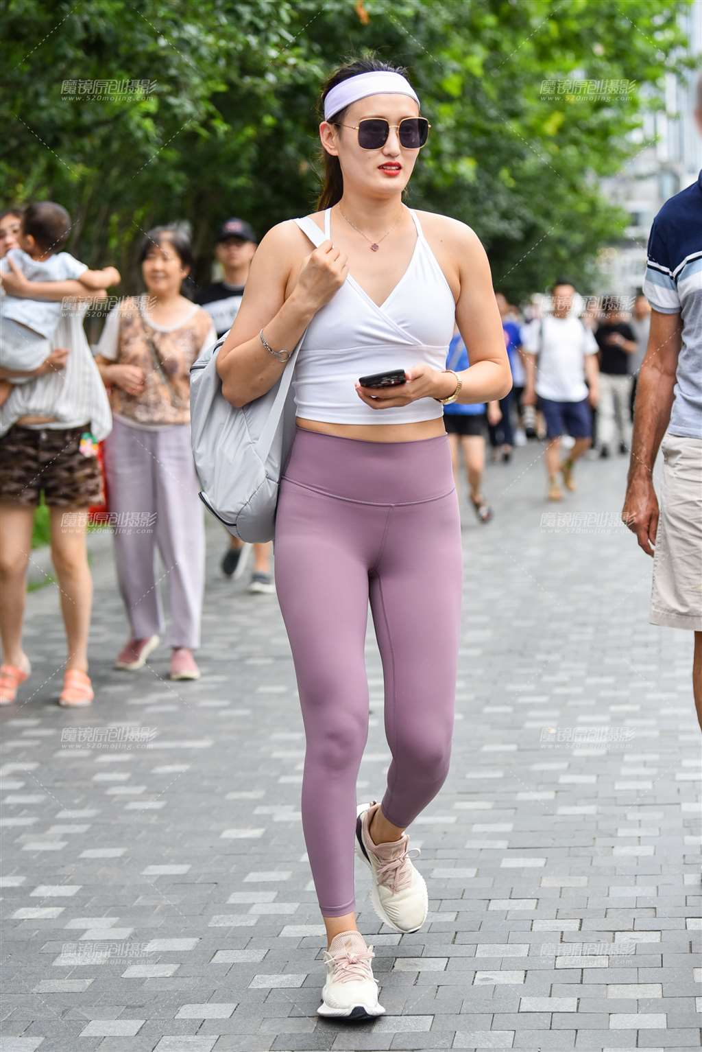 图片[1]-紫色瑜珈裤美妇-街拍流行馆
