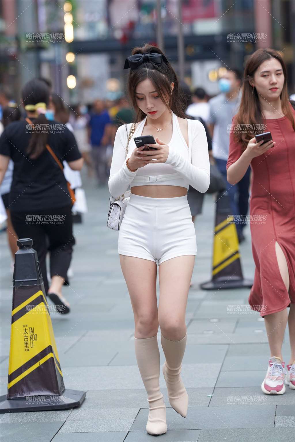 图片[1]-白裤女孩-街拍流行馆