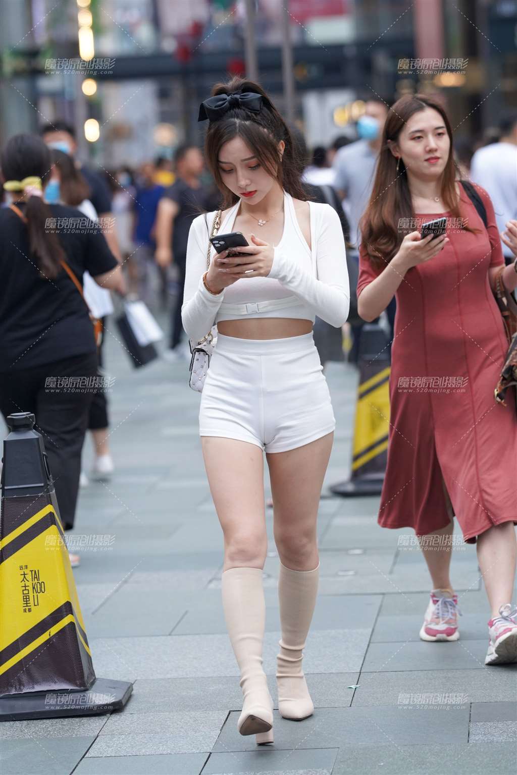 图片[3]-白裤女孩-街拍流行馆