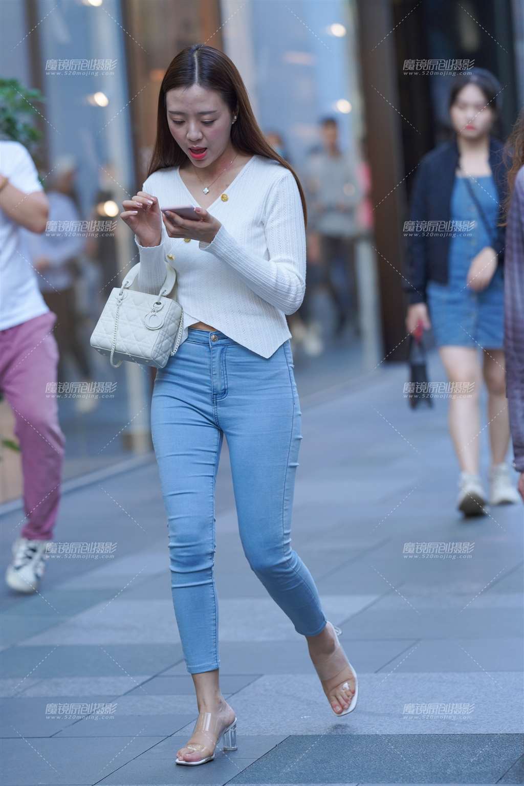 图片[1]-蓝色紧牛-街拍流行馆