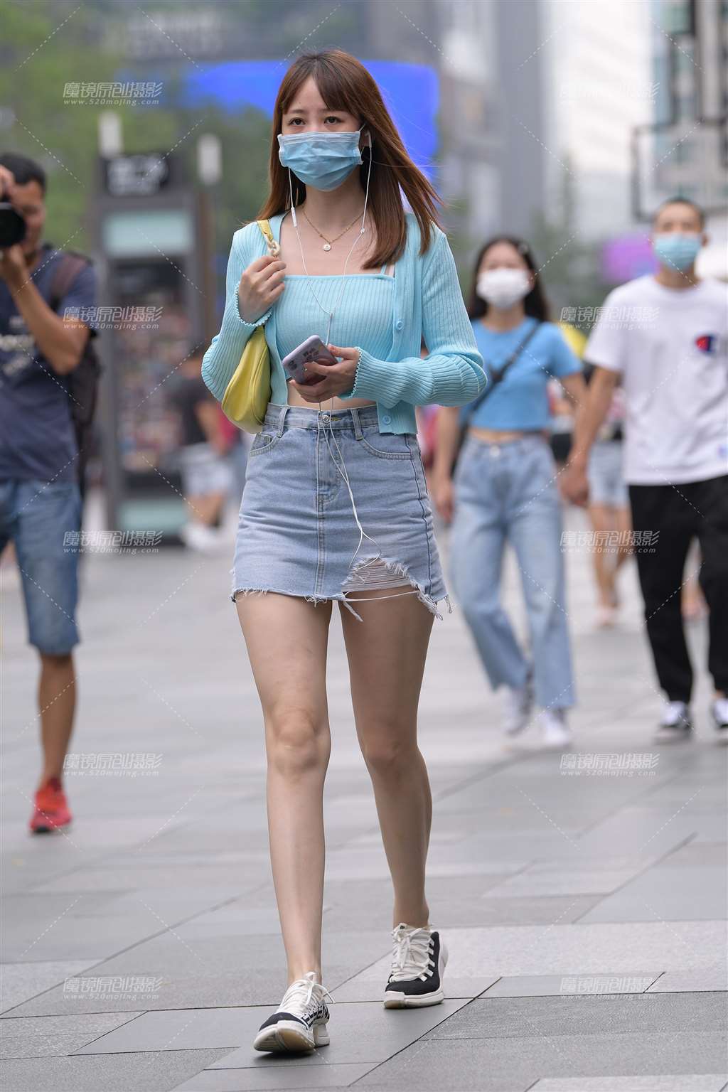 图片[3]-玉腿-牛仔短裙美眉-街拍流行馆