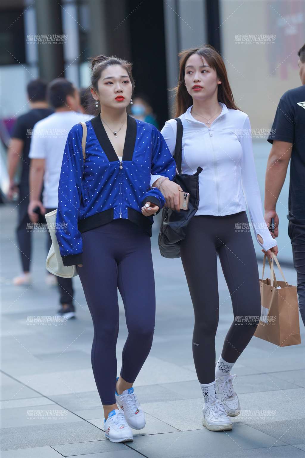 图片[1]-紧身裤闺蜜-街拍流行馆