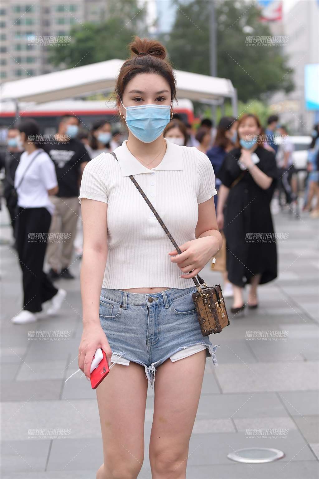 图片[1]-天生爱拍热裤美女~-街拍流行馆