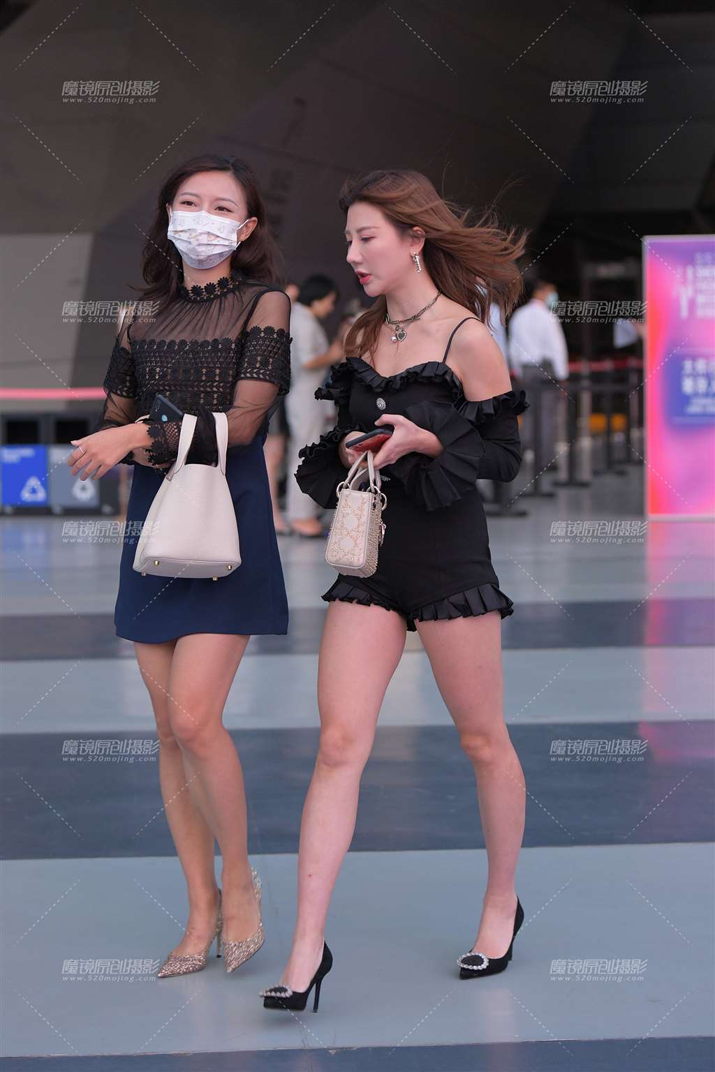 图片[1]-美腿美女双飞-街拍流行馆