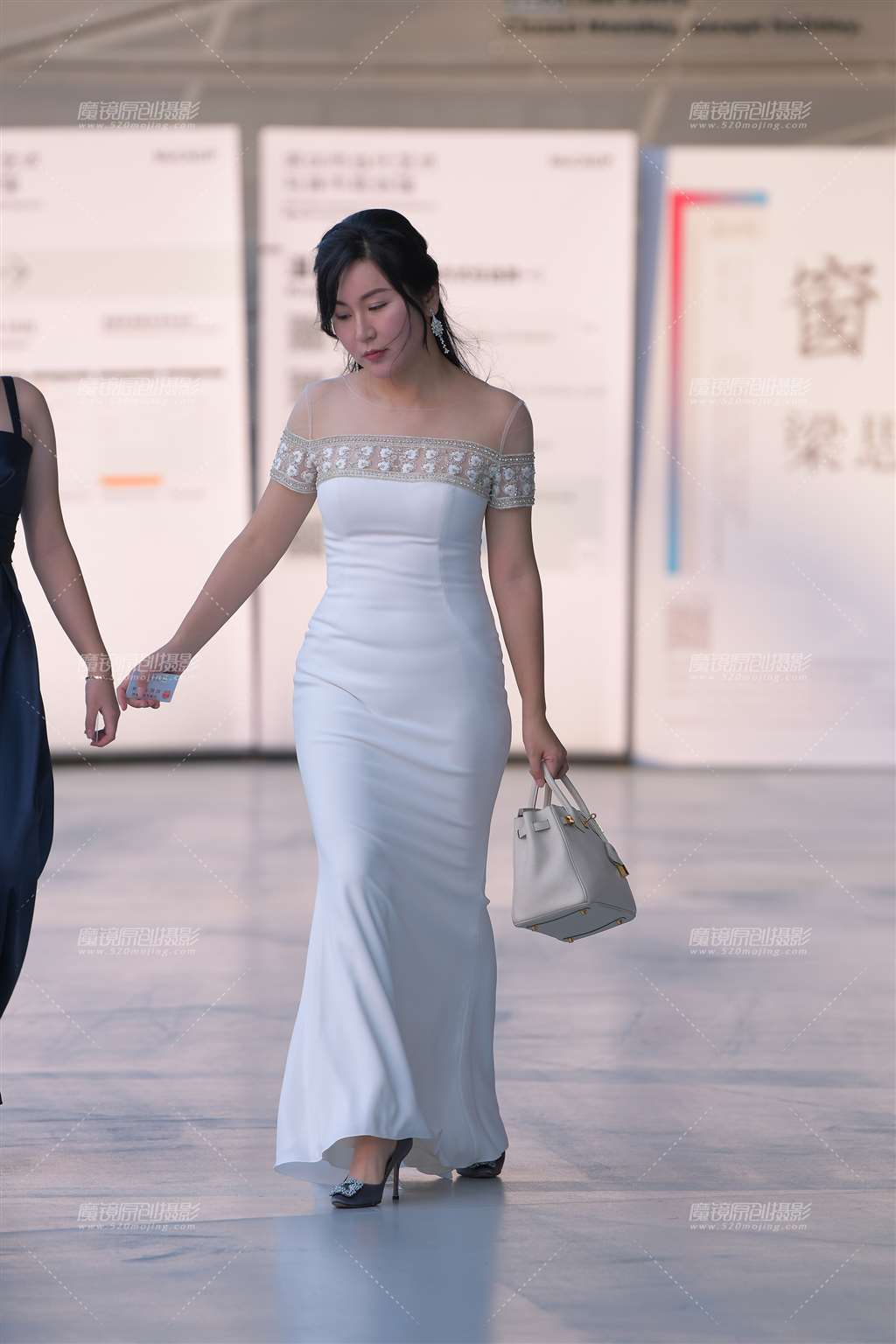 图片[4]-丰腴的晚装熟女-街拍流行馆